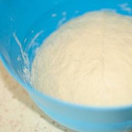 Pan delicioso y saludable sin levadura: lo cocinamos nosotros mismos en el horno Pan blanco con leche agria en una panificadora