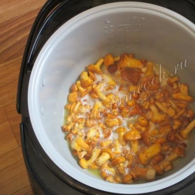 Patatas con rebozuelos: freír, hornear, cocinar en olla de cocción lenta Patatas fritas con rebozuelos en recetas de olla de cocción lenta