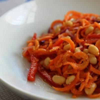 Bohnen mit Zwiebeln und Karotten: Salat für jeden Tag und für den Winter