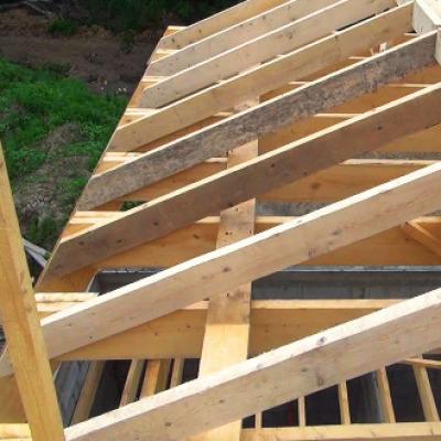 Mauerlat pour un toit à pignon : nous réalisons la bonne fondation pour le système de fermes Prix des panneaux de construction