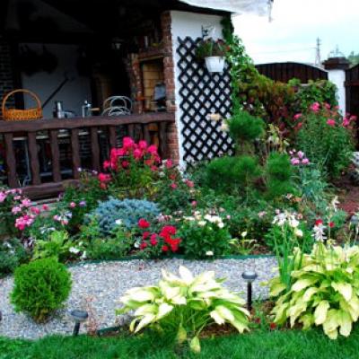 ¿Cómo decorar un jardín delantero con tus propias manos a partir de materiales de desecho?